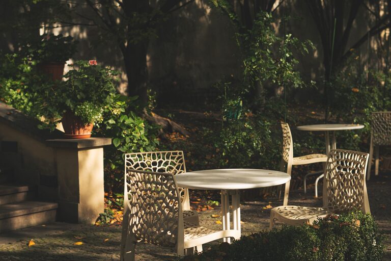 Tips for Creating a Cozy Outdoor Space for Relaxation and Entertaining